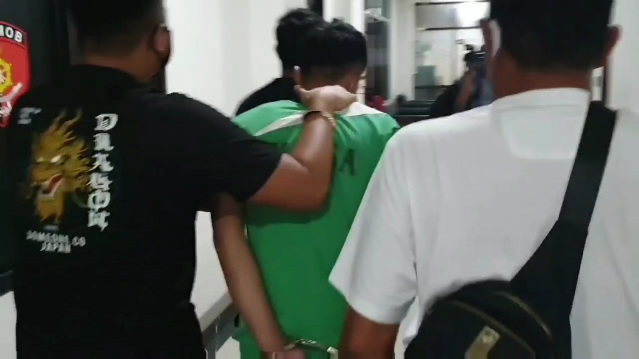 Pelaku pembunuhan Ida Wasila Ananta berinisial AA saat digiring ke ruangan tahanan di Unit Resmob Satreskrim Polres Jakarta Pusat. Foto: MP/Polres Jakarta Pusat