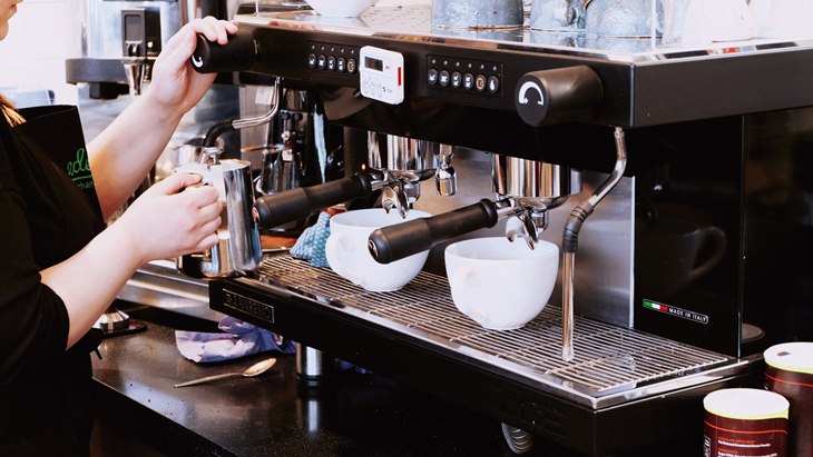6 Kesalahan Membersihkan Mesin Pembuat Kopi