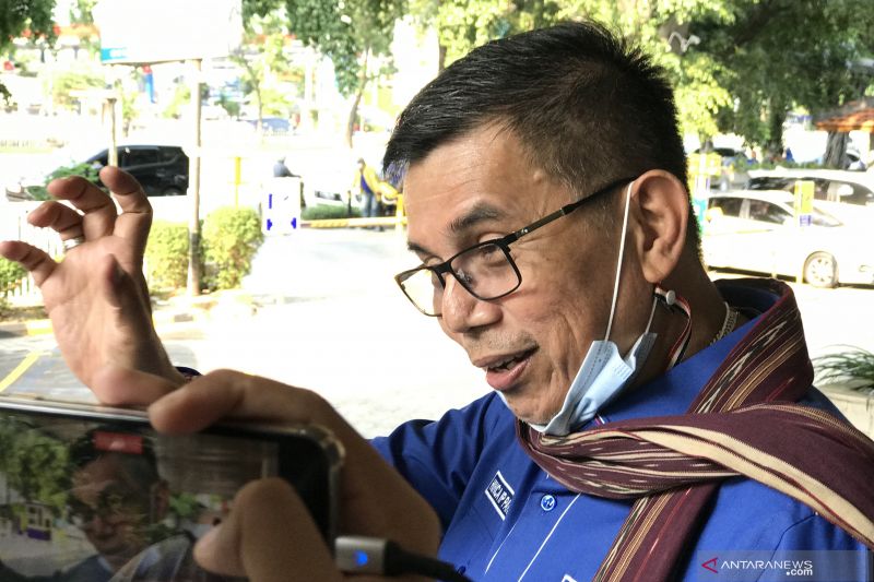 Anggota Komisi III DPR RI Hinca IP Pandjaitan XIII menjawab pertanyaan jurnalis saat ditemui di Jakarta, Kamis (7/10/2021). ANTARA/Genta Tenri Mawangi