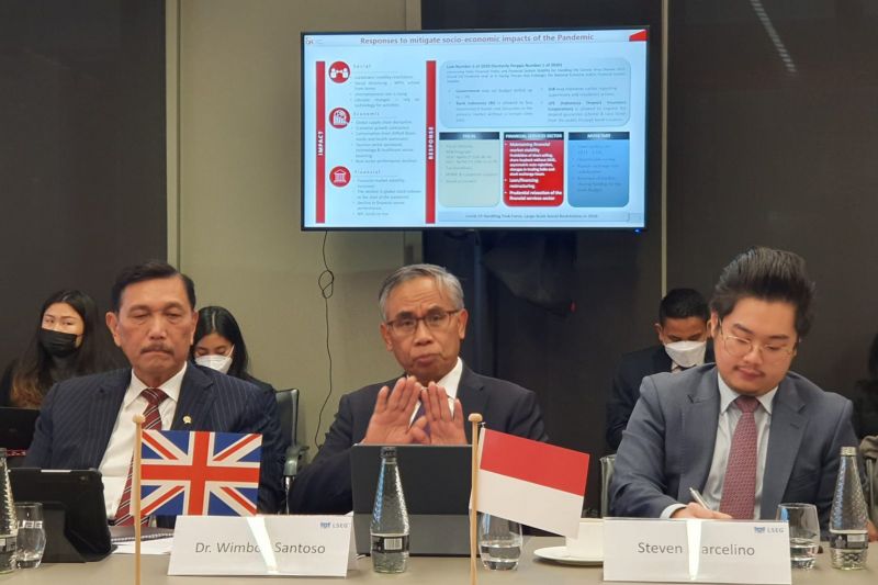 Ketua Dewan Komisioner Otoritas Jasa Keuangan (OJK) Wimboh Santoso (tengah) memberikan paparan dalam kunjungan kerjanya di London, Inggris. ANTARA/HO-OJK.