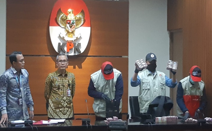 Barang bukti beruang miliaran rupiah hasil suap Bupati Sidoarjo Saiful Ilah