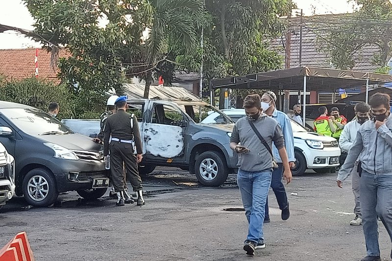 Bohong Anggota TNI Berujung Warga dan Polisi Diringsek