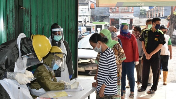  Pedagang Pasar Pondok Bambu, Duren Sawit, Jakarta Timur, mengantre tes usap oleh petugas Puskesmas setempat, Jumat (26/6/2020). (ANTARA/HO-Kominfotik Jaktim)
