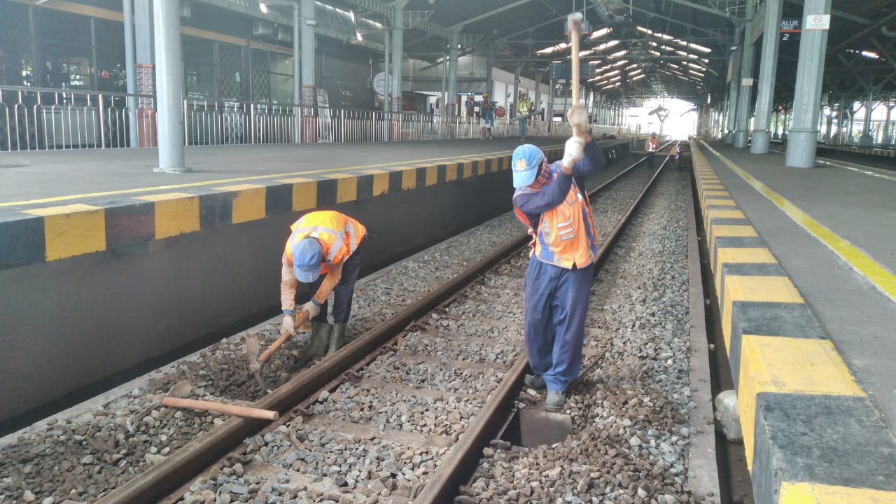 Petugas KAI sedang memperbaiki Sarpras di Stasiun Tugu Yogyakarta.
