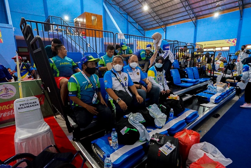 Wakil Wali Kota Bandung Yana Mulyana saat nonton pertandingan di Peparnas. (Foto: Humas Kota Bandung)