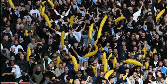 Misteri Balon Pisang Manchester City di Anfield, Tradisi Unik Sejak 1987!