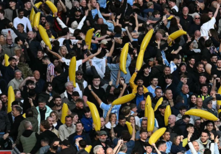Misteri Balon Pisang Manchester City di Anfield, Tradisi Unik Sejak 1987!