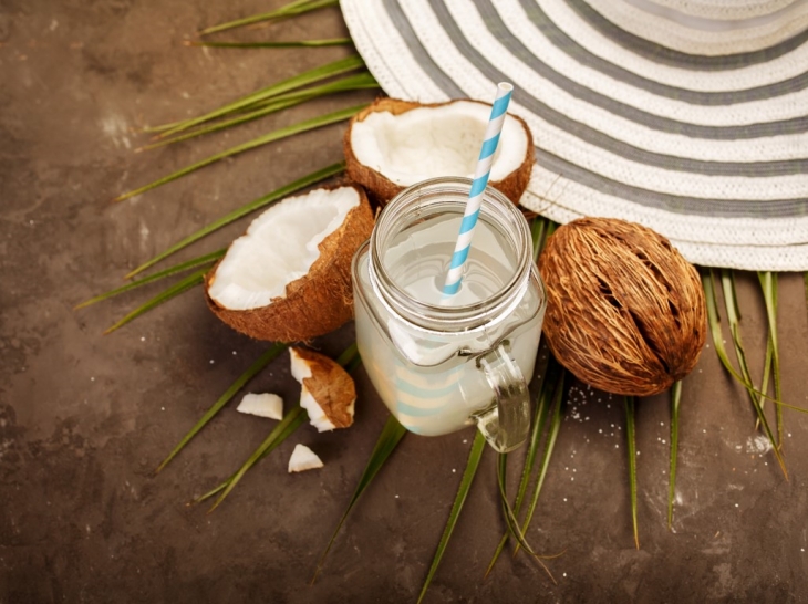 Air kelapa menjadi salah satu pencegah dehidrasi. (Foto: 123RF/Valentina Gabdrakipova)
