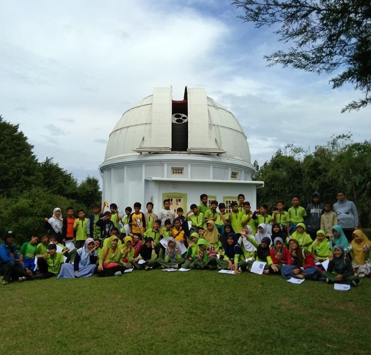Para pelajar berfoto di depan Obsevatorium Bosscha. (Foto: instagram.com/syifa_malka)