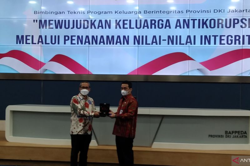 Wakil Gubernur DKI Ahmad Riza Patria (kanan) berfoto bersama Wakil Ketua KPK Alexander Marwata dalam bimbingan teknis integritas ASN Pemprov DKI di Balai Kota Jakarta, Kamis (17/3/2022). (Foto: Antara)
