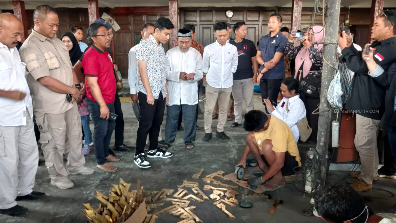 Blusukan Perdana Cawapres di Boyolali, Gibran: Pengrajin Tembaga Butuh Perhatian