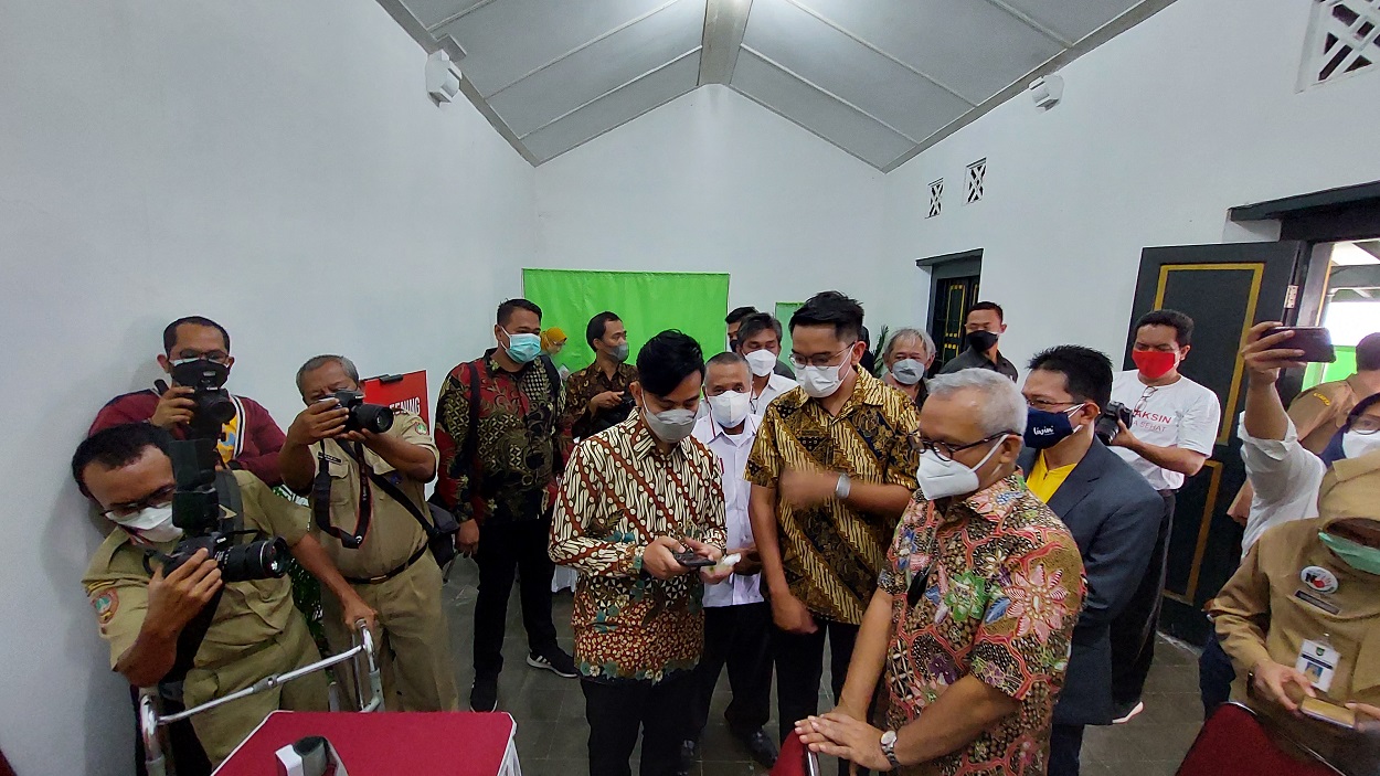 Wali Kota Solo Gibran Rakabuming Raka meninjau vaksinasi massal di Pura Mangkunegaran, Solo, Senin (4/10). (MP/Ismail)
