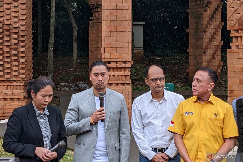 Koordinator Proyek Pengembangan FIFA Niko Nhouvannasak (kedua dari kiri) memberikan keterangan mengenai kedatangan pihaknya ke Indonesia setelah tragedi di Stadion Kanjuruhan, Malang, disaksikan oleh Ketua Umum PSSI Mochamad Iriawan (kanan) dan Wakil Sekretaris Jenderal PSSI Maaike Ira Puspita (kiri) di Kawasan Gelora Bung Karno, Jakarta, Rabu (12/11/2022). (ANTARA/Michael Siahaan)