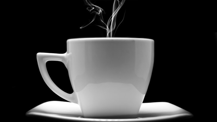 Inilah Sebabnya Jangan Konsumsi Kopi dan Teh di Pesawat