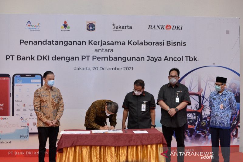Penandatanganan kerja sama antara Bank DKI dengan Pembangunan Jaya Ancol di Candi Bentar Ancol, Jakarta, Senin (20/12/2021). (ANTARA/HO-Humas Bank DKI)