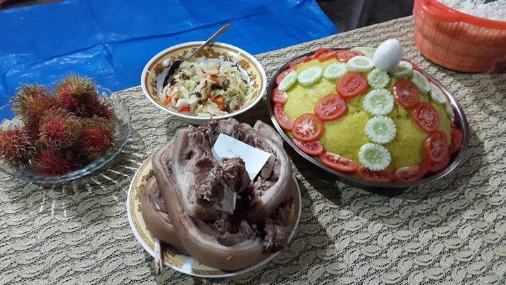 Daging harinake disajikan dengan nasi kuning dalam acara adat Nias. (Foto: facebook.com/ar.mandrehe)