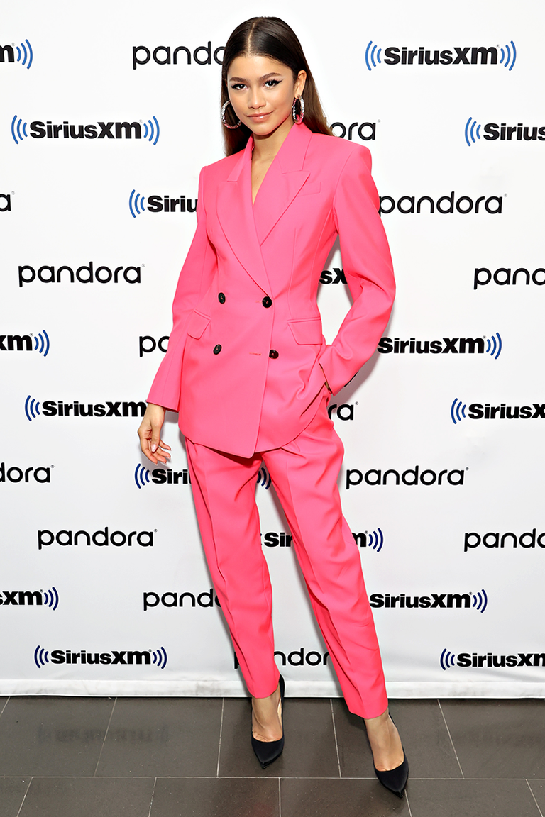 Zendaya dengan setelan jas berwarna pink. (Foto Cosmopolitan)
