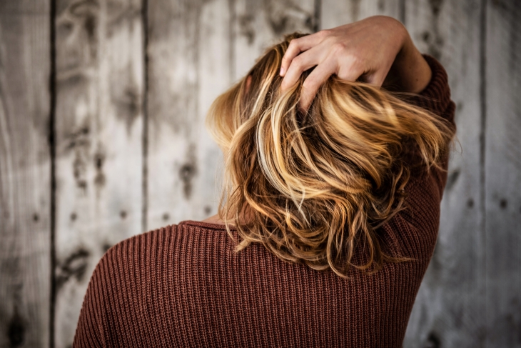 Pijat kulit kepalamu. (Foto: Unsplash/Tim Mossholder)