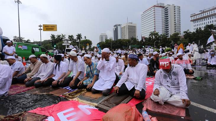 Meskipun diguyur hujan deras, seluruh peserta aksi damai 212 di Jakarta menunaikan ibadah shalat Jum&rsquo;at dengan khidmat dan tertib. Sejumlah fasilitas seperti tempat berwudhu dan toilet disediakan oleh dinas terkait, bahkan banyak sukarelawan yang memberikan makanan dan minuman secara gratis kepada peserta