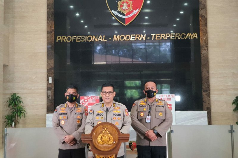 Kadiv Humas Polri Irjen Pol. Raden Prabowo Argo Yuwono (tengah) didampingi Kabagpenum Divhumas Polri Kombes Pol. Ahmad Ramadhan (kiri) saat konferensi pers di Kantor Bareskrim Polri, Jakarta, Jumat (11-12-2020). ANTARA/HO-Polri