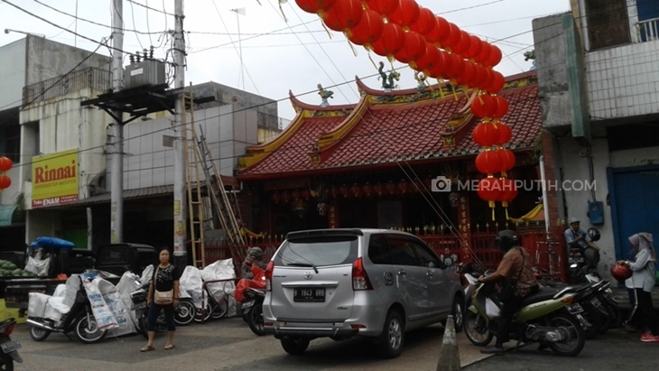 Lampion terlihat menghiasi kawasan Pasar Gede Solo.