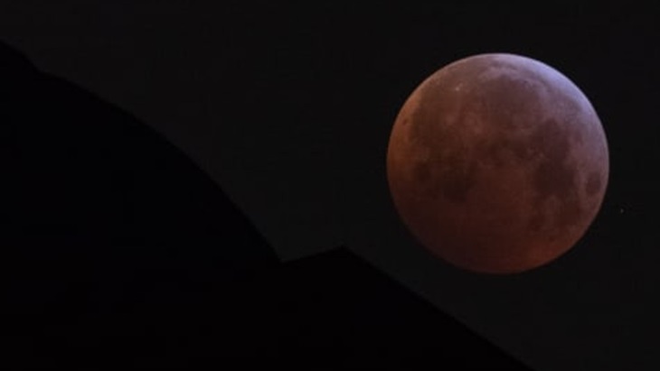 Penerbangan Tanpa Tujuan untuk Nikmati Supermoon