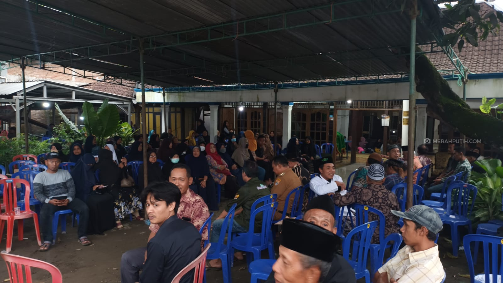 Syabda Perkasa Dimakamkan Satu Liang Bersama Ibunya di TPU Karaban