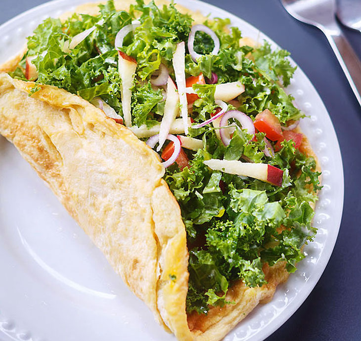 Salad Apel dan Omelet Sehat untuk Hari Berenergi