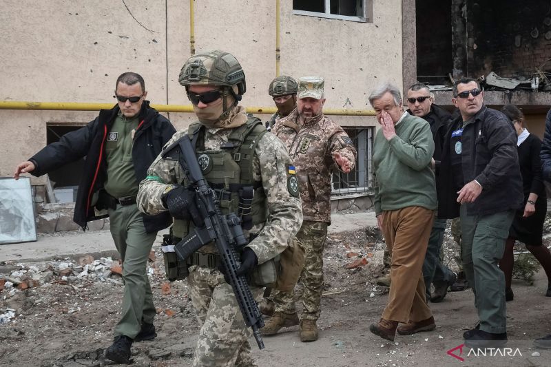 Sekjen PBB Antonio Guterres (ketiga kanan) mengunjungi kota Irpin, saat serangan Rusia ke Ukraina masih berlanjut, di luar Kyiv, Ukraina, Kamis (28/4/2022), ANTARA FOTO/Reuters- Gleb Garanich/hp.