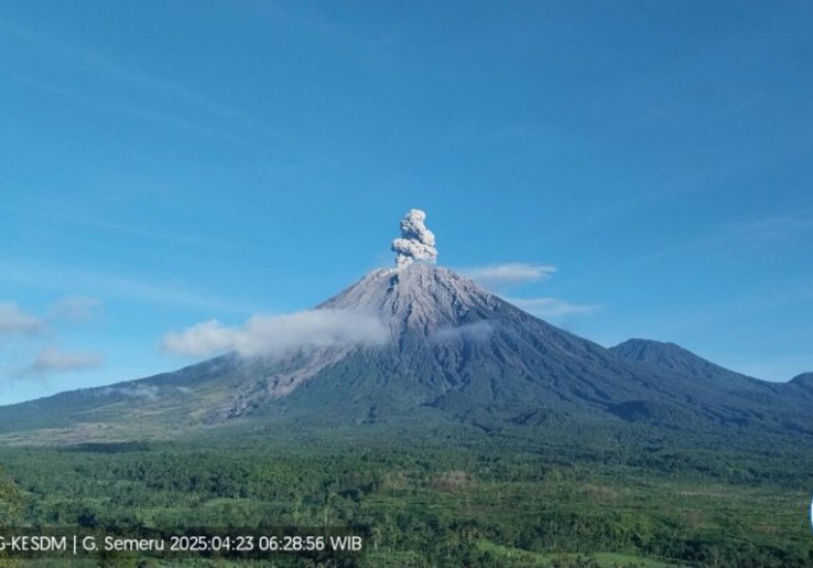 Gunung Semeru Erupsi lagi, Masyarakat Dilarang Beraktivitas di Radius 3 Km