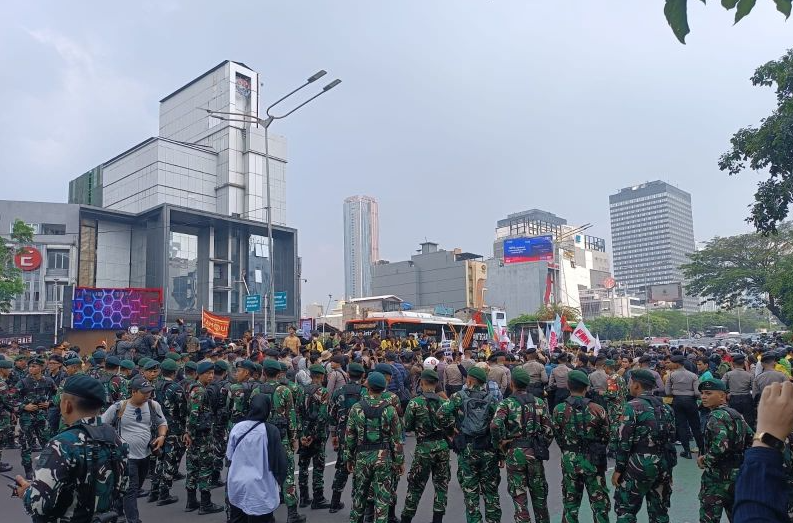 Bundaran HI Terlalu Cantik Buat Demo, Kapolres Jakarta Pusat Usir Halus Massa Aksi Ke Thamrin