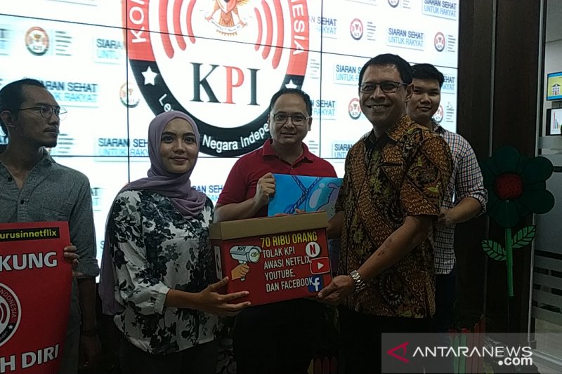 Wakil Ketua KPI Mulyo Hadi Purnomo menerima petisi penolakan pengawasan Netflix, YouTube dan Facebook di Jakarta, Rabu, (14/08/2019). (ANTARA News/Boyke Ledy Watra) 