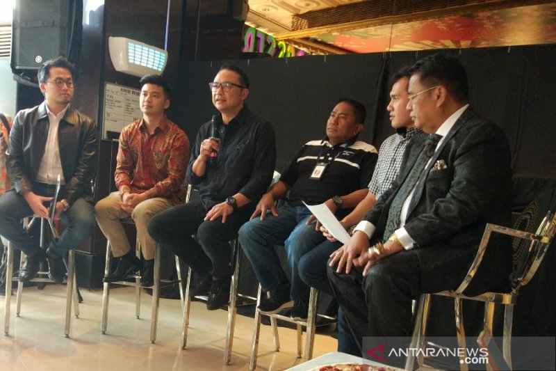 Direktur Utama Garuda Indonesia Ari Askhara memberikan keterangan terkait pencabutan laporan terhadap Youtuber Rius Vernandes di Jakarta, Jumat. (ANTARA/Ade Irma Junida)	