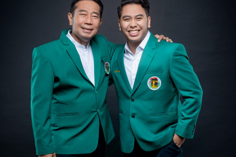 etua DPW PPP DKI Jakarta Periode 2021-2026 Abraham Lunggana (Haji Lulung) berfoto bersama Sekretaris Wilayah (Sekwil) PPP DKI Jakarta Mumtaza Rabbany alias Gus Najmi yang berusia 24 tahun di Jakarta, Minggu (19/9/2021). (ANTARA/Dokumen DPW PPP DKI Jakarta)