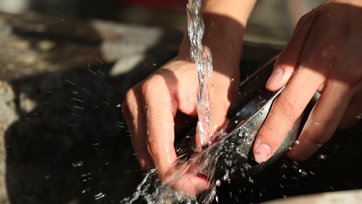 Jangan Cuci Peralatan Masak Berminyak dengan Air Panas 