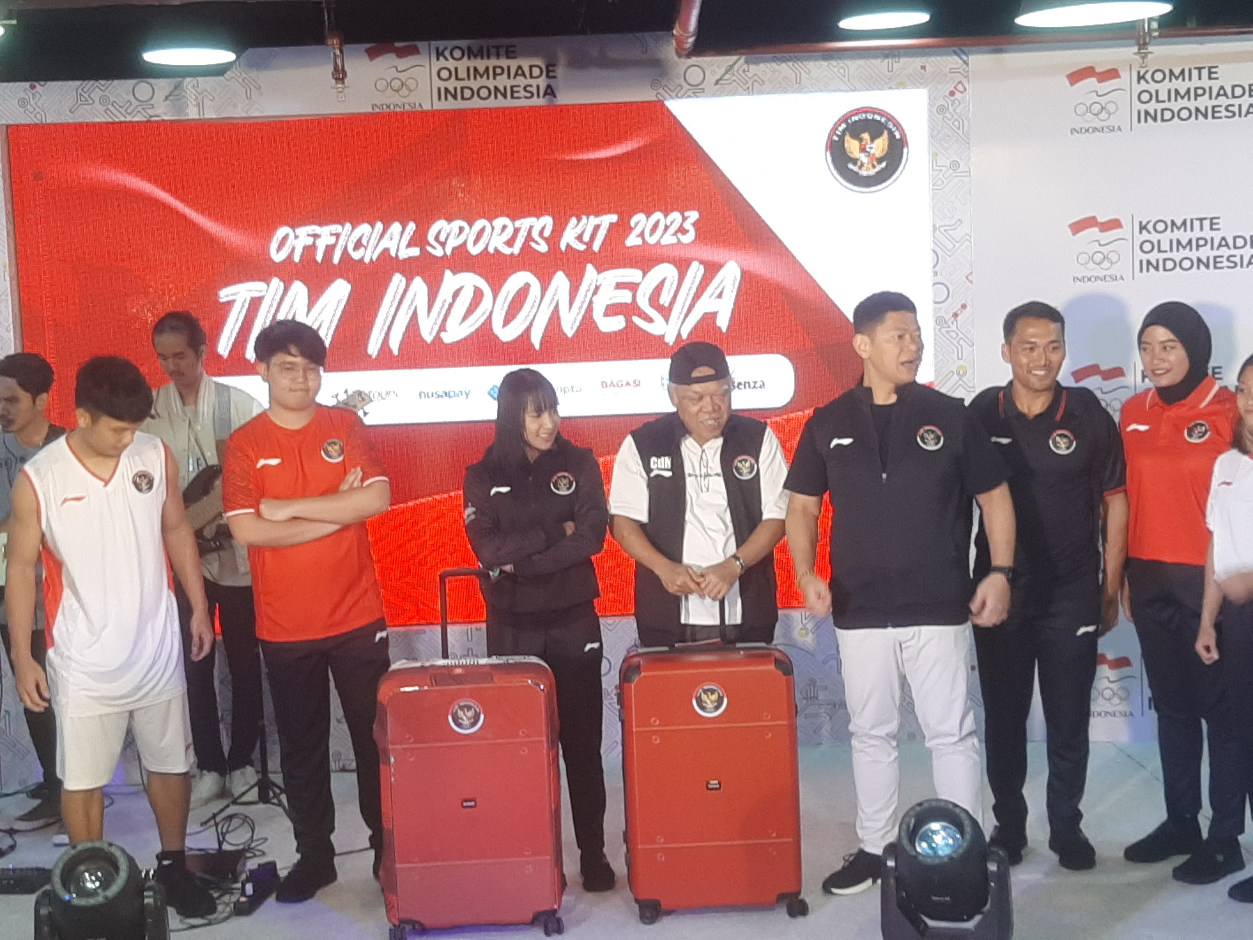 - Kontingen Indonesia untuk Asian Games 2023 Hangzhou meluncurkan official sports kit anyar 