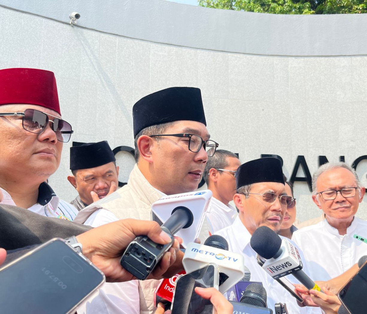 Pasangan RIDO Ajak Istri Blusukan untuk Sampaikan 70 Solusi Masalah Jakarta