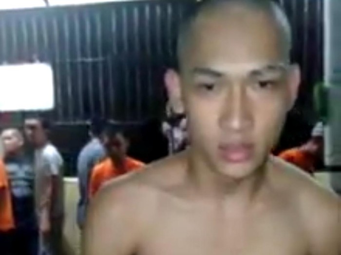 Ferdian Paleka saat di-bully tahanan penghuni sel Mapolrestabes Bandung. (Foto: tangkapan layar video viral)