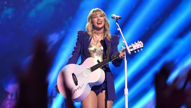 Taylor Swift sering menciptakan lagu untuk lagu albumnya. (Foto: mtv.com)