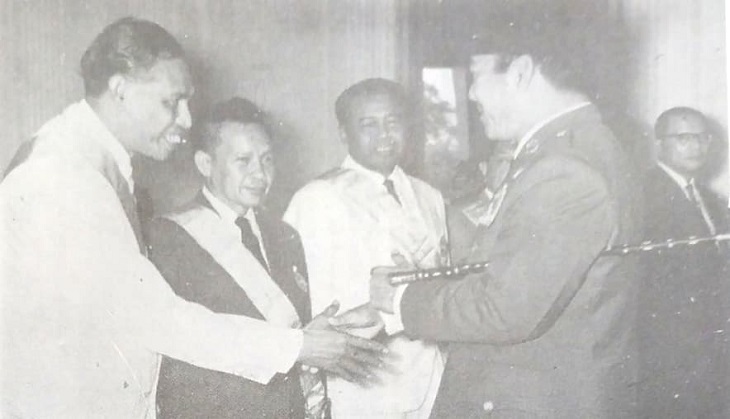 dr. h.r. soeharto dan bung karno
