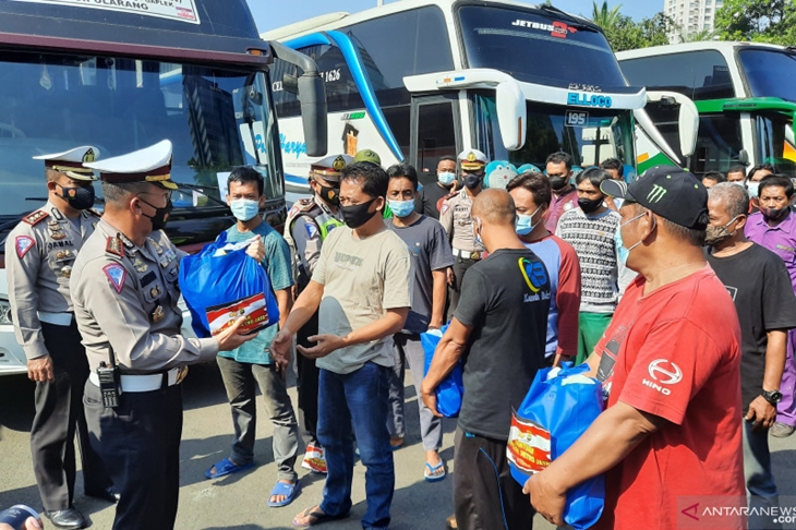 Polda Metro Jaya membagikan bantuan sembako untuk sopir dan kernet bus pelanggar PPKM Darurat, Jakarta, Sabtu (17/7/2021). ANTARA/Yogi Rachman