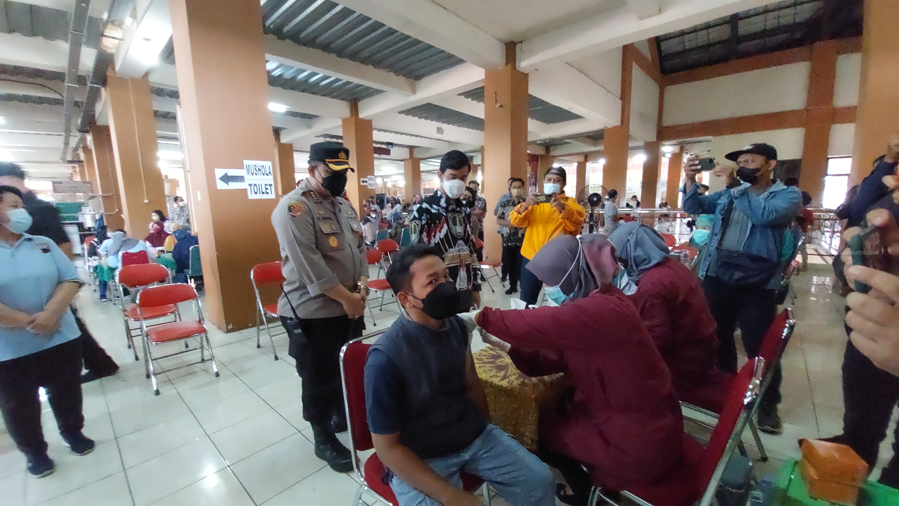 Warga memanfaatkan layanan fasilitas vaksin booster di Pasar Klewer Solo, Jawa Tengah. (MP/Ismail)