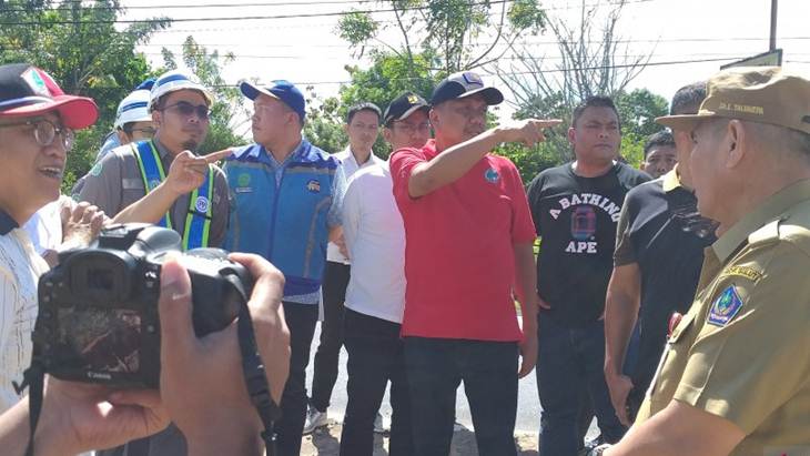 Gubernur Olly Dondokambey (kaos merah) didampingi sejumlah pejabat terkait saat meninjau penyelesaian akses masuk gerbang tol Kauditan. (Foto: Antara)