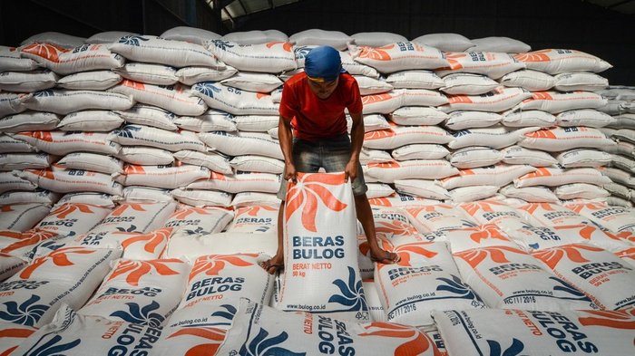 Seorang pekerja mengangkut karung beras saat melakukan bongkar muat di Gudang Bulog Baru Cisaranten Kidul Sub Divre Bandung, Jawa Barat, Selasa (3/7/2018). ANTARA FOTO/Raisan Al Farisi.