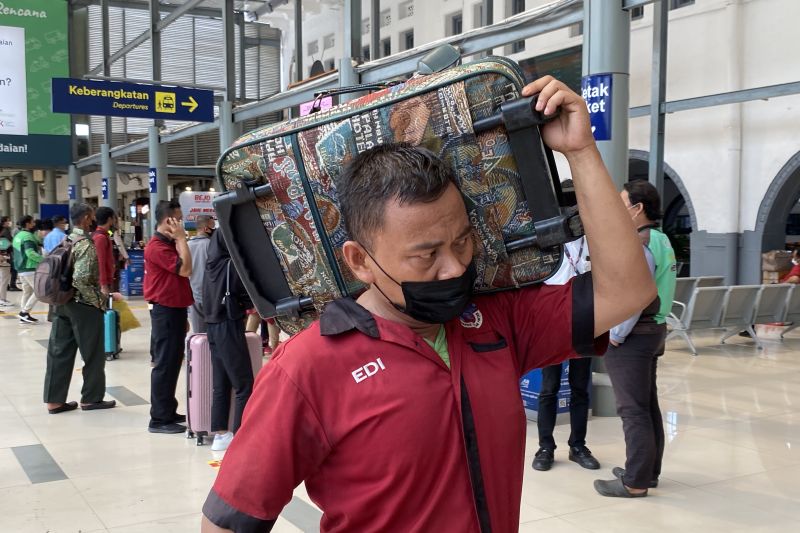 Mudik Lebaran Bawa Berkah, Porter Stasiun Senen Bisa Kantongi Rp 200 Ribu Sehari