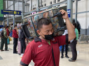 Mudik Lebaran Bawa Berkah, Porter Stasiun Senen Bisa Kantongi Rp 200 Ribu Sehari