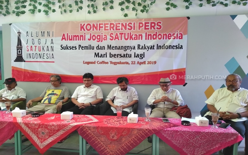  Relawan Jokowi-Ma'ruf Heningkan Cipta untuk Petugas Pemilu yang Gugur