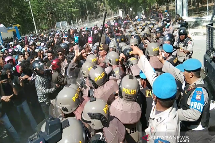 Massa aksi saat berupaya melewati pihak keamanan saat demonstrasi menuntut penetapan tersangka penembakan dua mahasiswa Universitas Halu Oleo (UHO), yakni Randi dan Muhammad Yusuf Kardawi berujung ricuh. (ANTARA/Harianto)