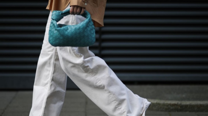 4 Model Celana Jeans Terbaik Untuk Perempuan Bertubuh Mungil
