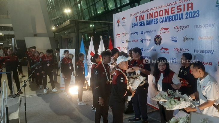 Bangganya 2 Menteri Sambut Kedatangan Tim Wushu Usai Panen Emas SEA Games 2023